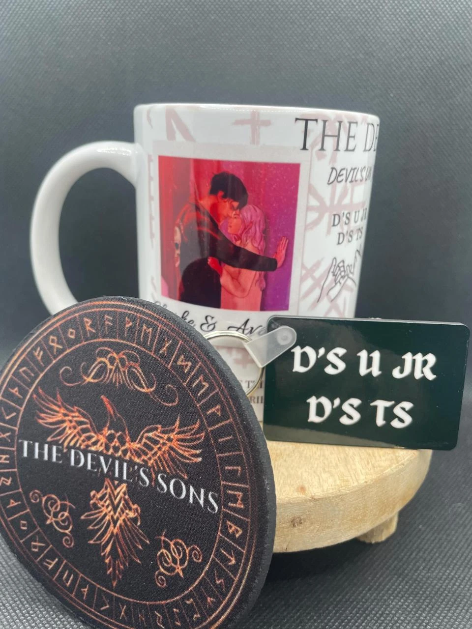 🎁 Estuche Taza – Taza + Llavero + Posavasos – The Devil's Sons 🖤🔥 – photo 2